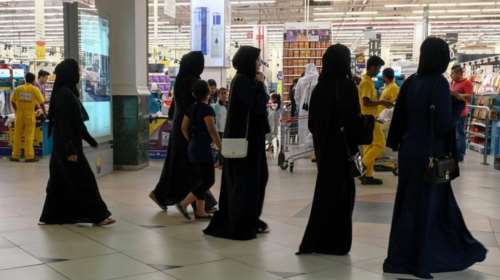 Πανικός: Οι Καταριανοί αδειάζουν τα ράφια των σούπερ μάρκετ