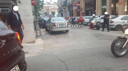 Πανικός στην Πάτρα: Πεζός κράδαινε μαχαίρι σε κεντρικό δρόμο