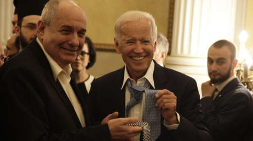 O Κουίκ και ο Μπάιντεν αντάλλαξαν γραβάτες ...επί τόπου