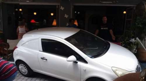 Ξάνθη: Αυτοκίνητο εισέβαλε σε καφετέρια -φωτό