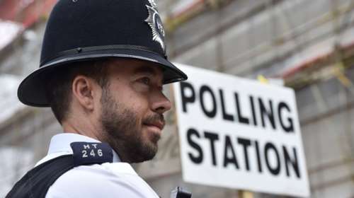 Πανικός σε εκλογικό κέντρο στην Αγγλία - Απειλές με λοστό