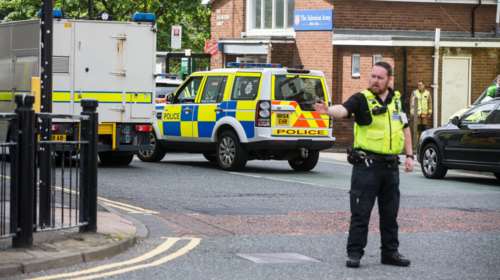 Άνδρας με μαχαίρι κρατάει ομήρους στο Νιουκαστλ