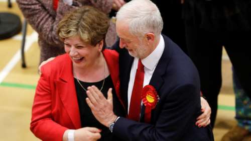 Ο Κόρμπιν έκανε το χειρότερο hi five: Αντί για χέρι έπιασε στήθος!