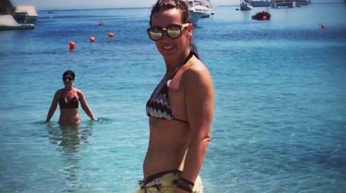 Εξαλλη η Πηγή Δεβετζή από την παραμόρφωση στις φωτογραφίες της με μαγιό