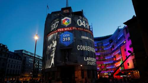 DW: Η πύρρειος νίκη της Μέι και οι διαπραγματεύσεις για το Brexit