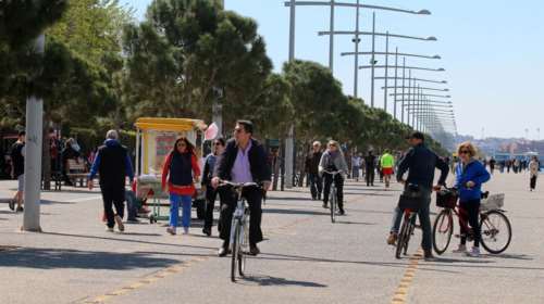 «Χαμός» για τα τραπεζοκαθίσματα και τα σκαμπό στη Νέα Παραλία Θεσσαλονίκης
