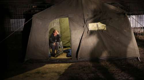 Σκηνές και νερό από το κέντρο προσφύγων της Μόριας στους σεισμόπληκτους