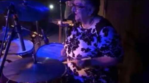 «Τα σπάει» απίθανη γιαγιά-ντράμερ σε συναυλία της Μαρίζας Ρίζου -βιντεο