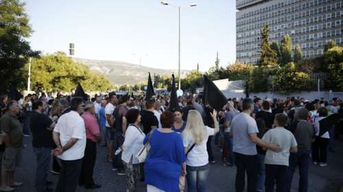 Εξω από το γραφείο του Τόσκα συγκέντρωση πολιτών του Μενιδίου