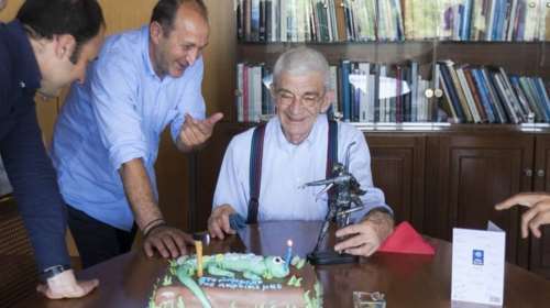 Η τούρτα- έκπληξη και τα κιτς δωράκια στον Μπουτάρη