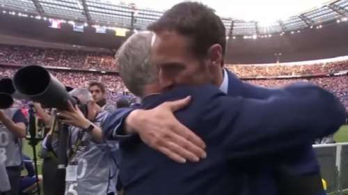 Ενα διαφορετικό φιλικό Γαλλίας - Αγγλίας - Η Μέι κάνει... κύμα (ΒΙΝΤΕΟ)