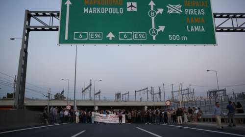 Εκλεισαν την Αττική Οδό οι κάτοικοι του Μενιδίου