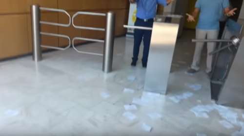 Αναρχικοί έσπασαν τα γραφεία εταιρείας για τους πλειστηριασμούς