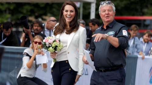 Το απίστευτα κομψό και οικονομικό navy look της Κέιτ Μίντλετον