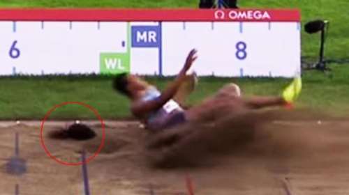 Αθλήτρια χάνει την... περούκα της κάνοντας άλμα εις ύψος