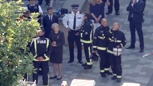 Με ισχυρή αστυνομική συνοδεία έφυγε η Μέι από τον πύργο Γκρένφελ -βίντεο