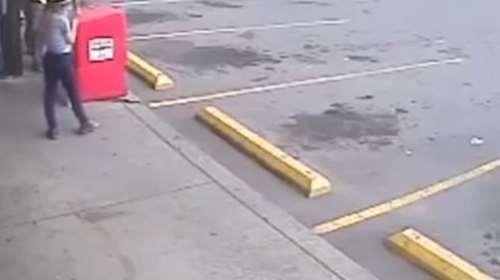 Σοκαριστική σκηνή ζηλοτυπίας 28χρονης με θύμα 12χρονη!  video