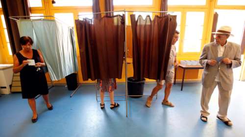 Σε ιστορικό ρεκόρ η αποχή έως και 57%  στις γαλλικές εκλογές