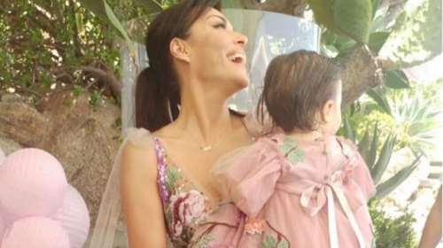 Σίσσυ Φειδά: Μαμά και κόρη με υπέροχο ασορτί φόρεμα στη βάπτισή της μικρής