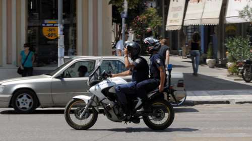Οδηγούσε κλεμμένο ΙΧ, τον πήραν είδηση και παρέσυρε μοτοσικλέτα της ΔΙΑΣ