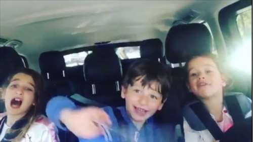 Τα παιδιά του Ρουβά τραγουδούν στο αμάξι και είναι εκπληκτικά!