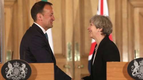 Κοντά Μέι-DUP για τον σχηματισμό κυβέρνησης στη Βρετανία