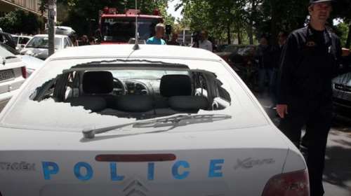 Απίστευτο: Επιτέθηκαν σε περιπολικό και απελευθέρωσαν τον κρατούμενο