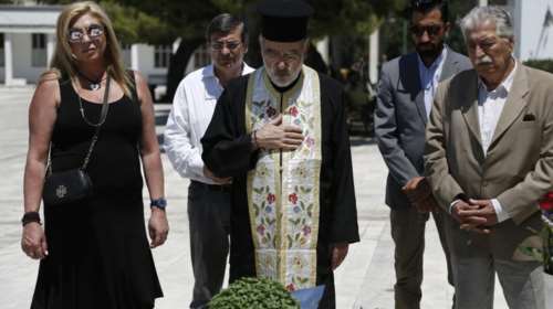 Η Δήμητρα Λιάνη στο μνημόσυνο του Ανδρέα στο Α Νεκροταφείο