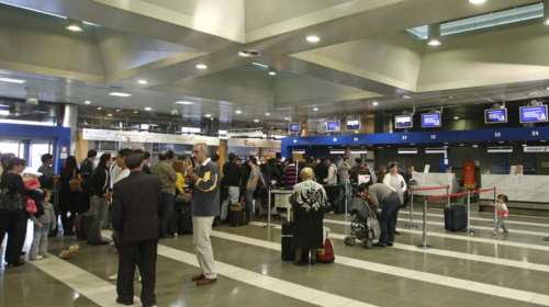 Εν ώρα...εργασίας ξάφριζε αποσκευές επιβατών στο αεροδρόμιο Μακεδονία