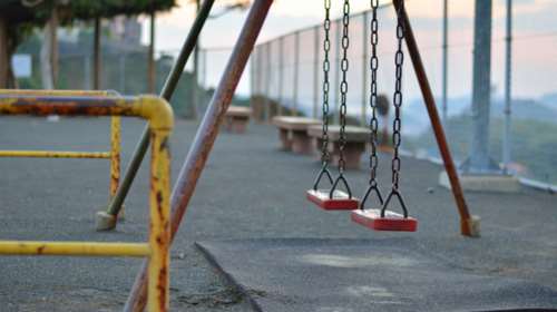 83χρονος κακοποιούσε σεξουαλικά 12χρονο με νοητική υστέρηση σε παιδική χαρά