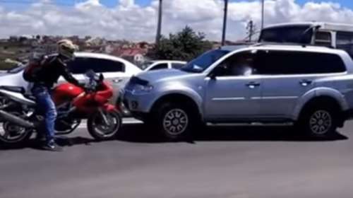 Μοτοσικλέτα vs παράνομου SUV: Σημειώσατε ένα!