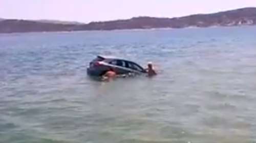 Σαλαμίνα: Επεσε το ΙΧ στη θάλασσα και το ...ψάρεψε μέχρι την ακτή