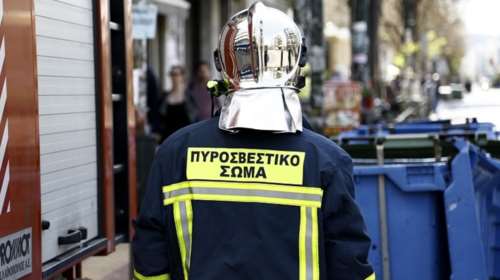 Απειλήθηκαν καταστήματα από φωτιά σε σκουπίδια στη Λάρισα