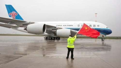 Προληπτική γιαγιά πέταξε κέρματα για γούρι στον κινητήρα: «Σχόλασε» η πτήση