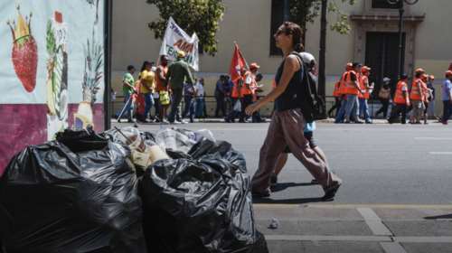 Σε ασφυκτικό κλοιό καύσωνα και σκουπιδιών ολόκληρη η χώρα