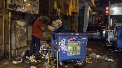 «Μάχη» στους δρόμους για να μαζευτούν τα σκουπίδια