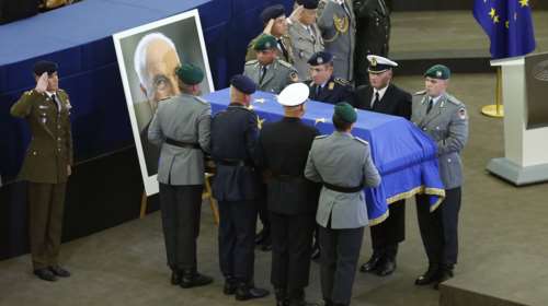 Σύσσωμη η Ευρώπη αποχαιρετά τον Χέλμουτ Κολ