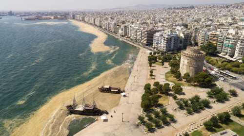 Με ειδικό εξοπλισμό προσπαθούν να καθαρίσουν το φυτοπλαγκτόν