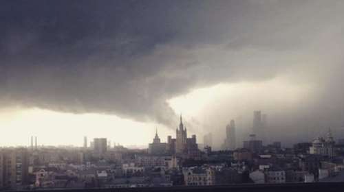 Συγκλονιστικές εικόνες από την "Τέλεια Καταιγίδα" στην Μόσχα