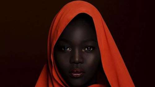 Η 24χρονη από το Σουδάν που θεωρείται η πιο... μαύρη γυναίκα στον κόσμο