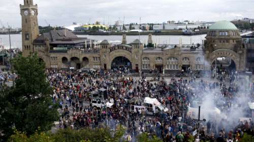 Πέντε συλλήψεις και τέσσερις αστυνομικοί τραυματίες στο Αμβούργο -φωτό
