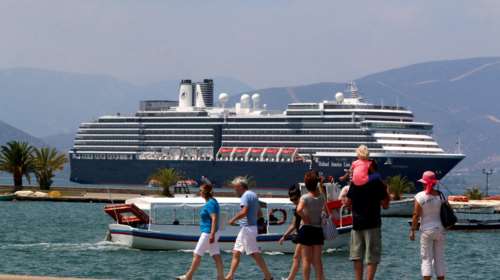 Αυξάνονται οι τουρίστες αλλά μένουν και ξοδεύουν λιγότερο