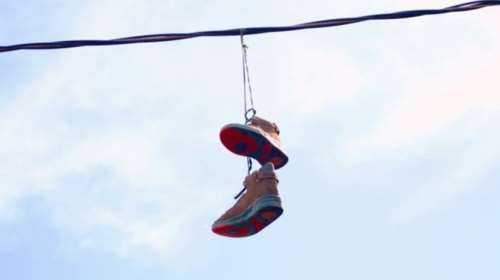 Πάτρα: Τι είναι τα κρεμασμένα παπούτσια που βλέπουμε στα καλώδια της ΔΕΗ;