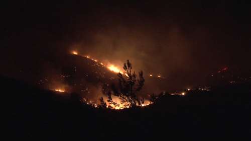 Ανεξέλεγκτη φωτιά σε δύο μέτωπα στην Ιεράπετρα Κρήτης