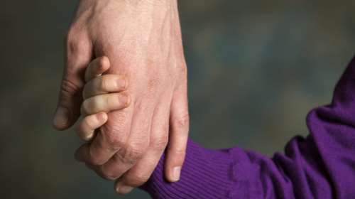 21χρονος τα έκανε ρημαδιό, έδειρε τη σύντροφό του, άρπαξε το παιδί τους