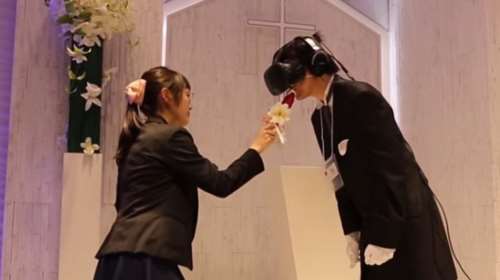 Γιαπωνέζος παντρεύτηκε σε εικονική πραγματικότητα