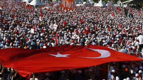 Το «κόκκινο κύμα»  κατά Ερντογάν έφτασε στην Κωνσταντινούπολη φωτό