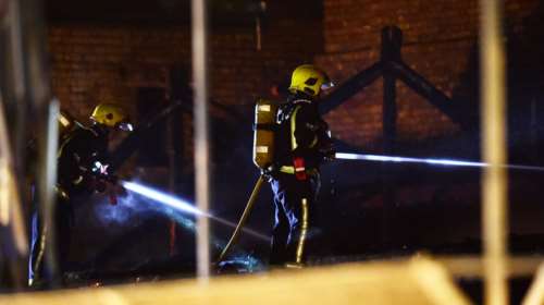 Μάχη με τις φλόγες στην αγορά του Camden στο Λονδίνο