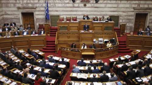 Live: Ο Τσίπρας ενημερώνει τη Βουλή για το Κυπριακό