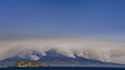 Στις φλόγες πλαγιές του Βεζούβιου - Ερευνες για εμπρησμό